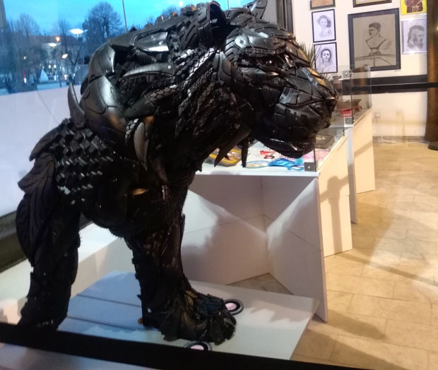 Тигар од гумених рестлова: Славољуб отпатке претвара у уметност